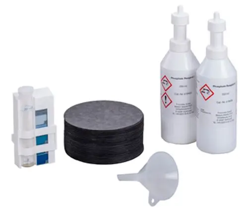 Testset für die Wasseranalyse von Orthophosphat, bestehend aus zwei Flaschen mit Chemikalien, einem Messgerät, Filtern und einem Trichter, hergestellt von Grünbeck.